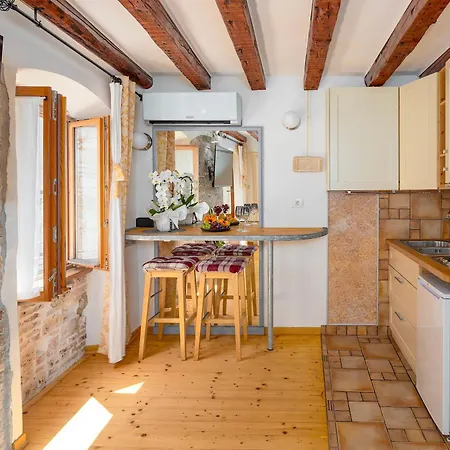 Luxe Centre Secret Gem