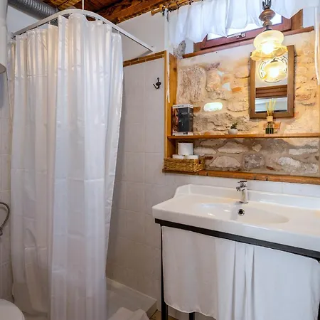 Luxe Centre Secret Gem *