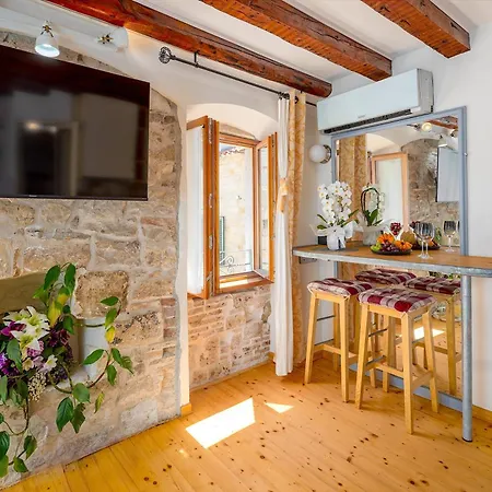 Luxe Centre Secret Gem