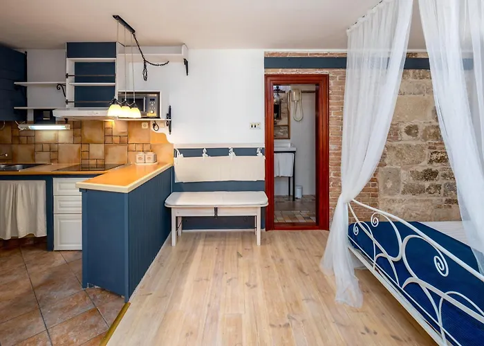 Luxe Centre Secret Gem *